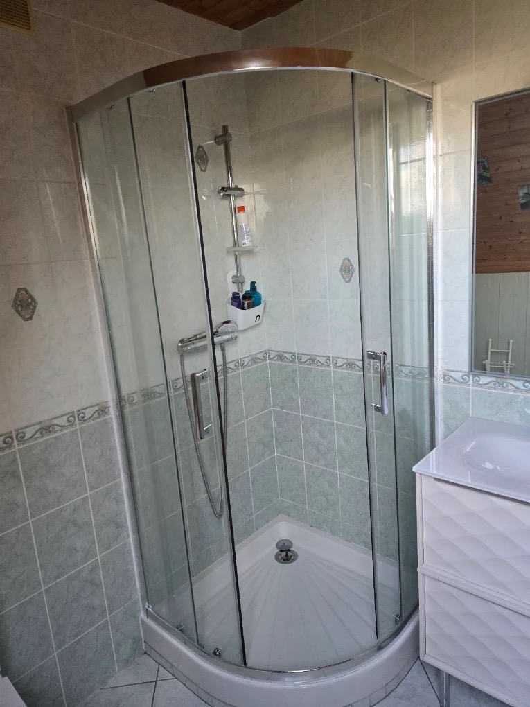 Installation de cabine de douche arrondie