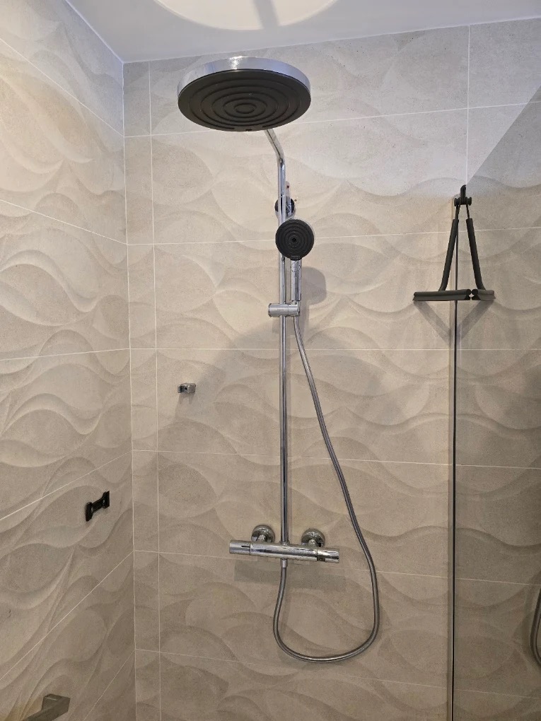 Installation de colonne de douche thermostatique