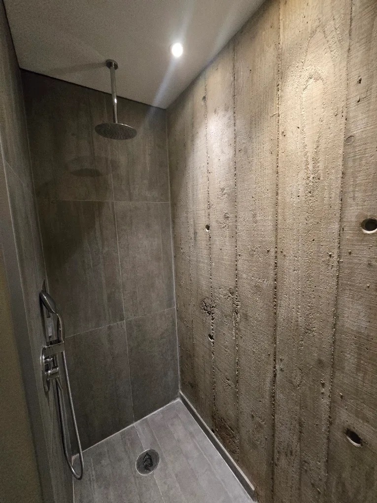 Douche à l'italienne, finition béton ciré