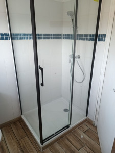 Douche à l'italienne avec porte noire