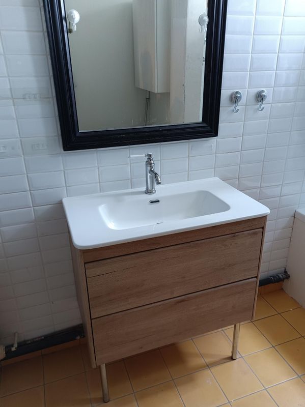 Installation de meuble vasque et miroir