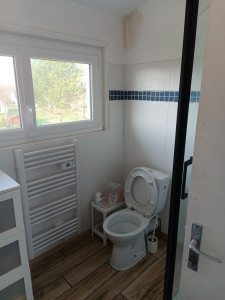 Toilettes rénovées avec sèche-serviette