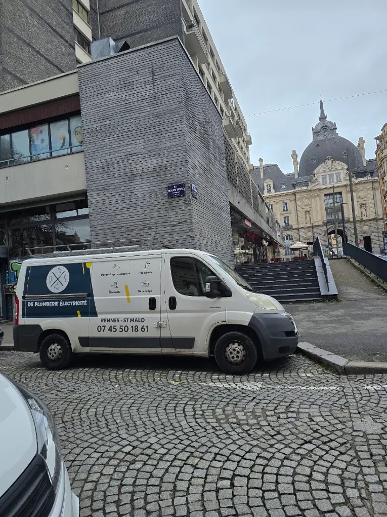 Camionnette de David Service, plombier électricien à Rennes