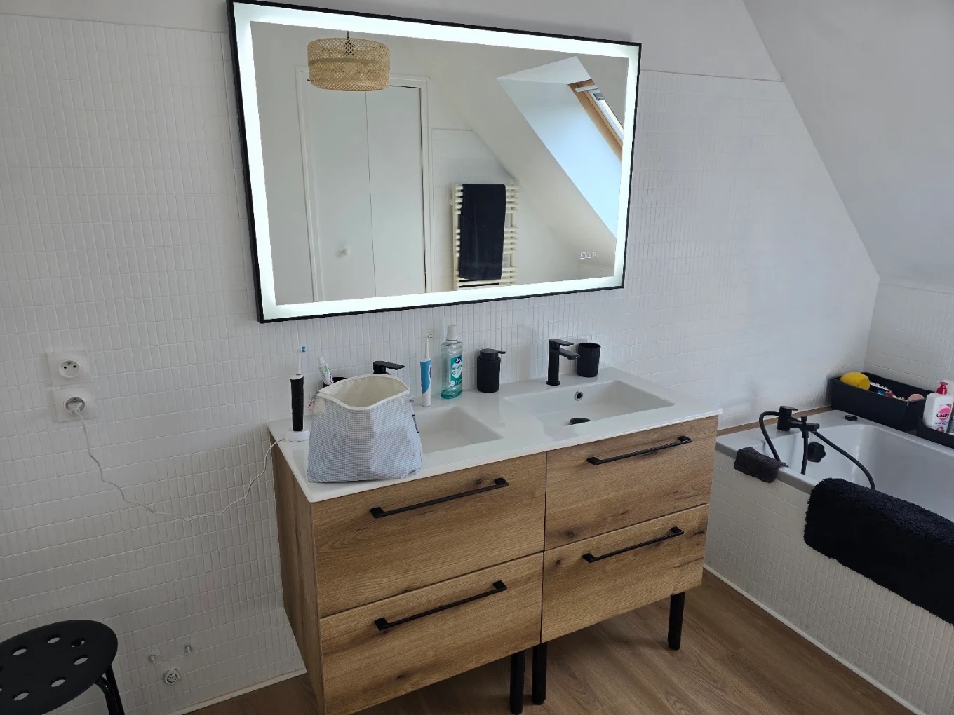 Installation sanitaire complète, double vasque et miroir lumineux